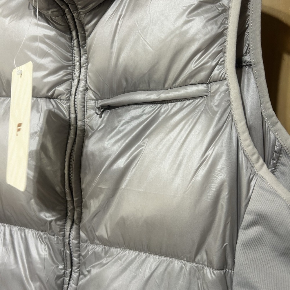 Fabletics Elliot Packable Puffer Vest Collar NWT Silver Size XXL - Picture 3 of 6
